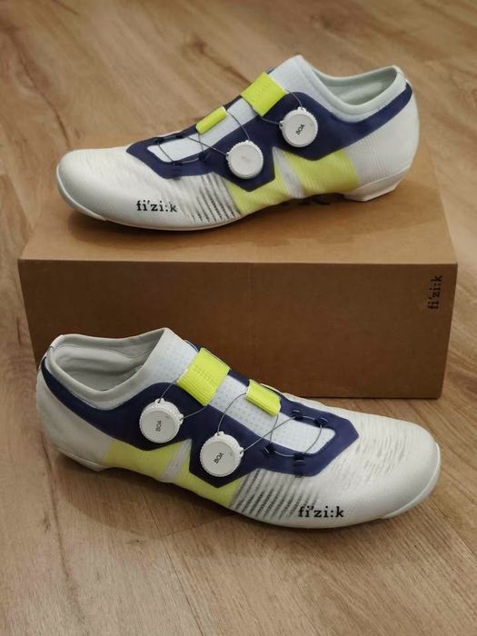 Sapatos de estrada Fizik Vega Carbon modelo 2025 Team Movistar