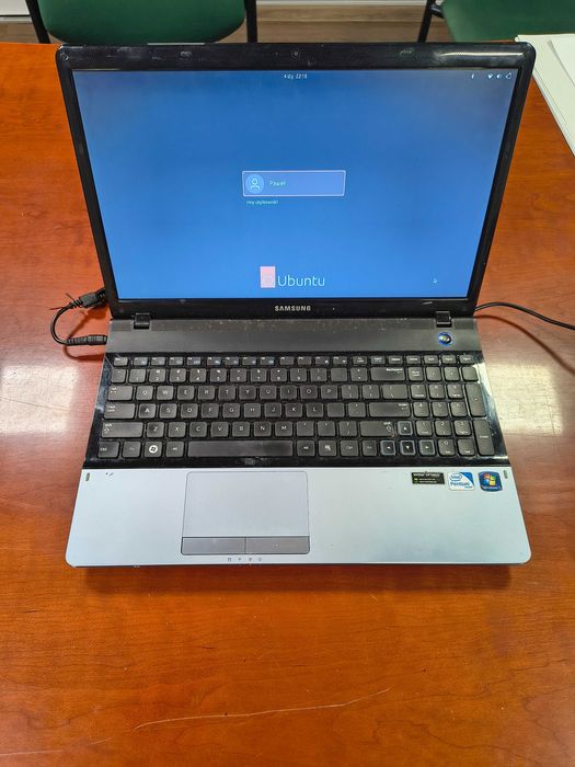 Laptop Samsung 8GB RAM / SSD 512GB / nowy dysk i zasilacz / Linux
