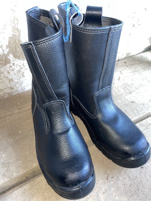 Нові робочі чоботи