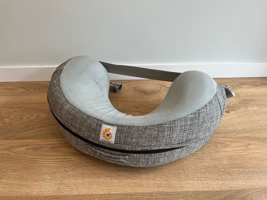 Almofada de Amamentação Ergobaby Natural Curve com Alça – Cinza