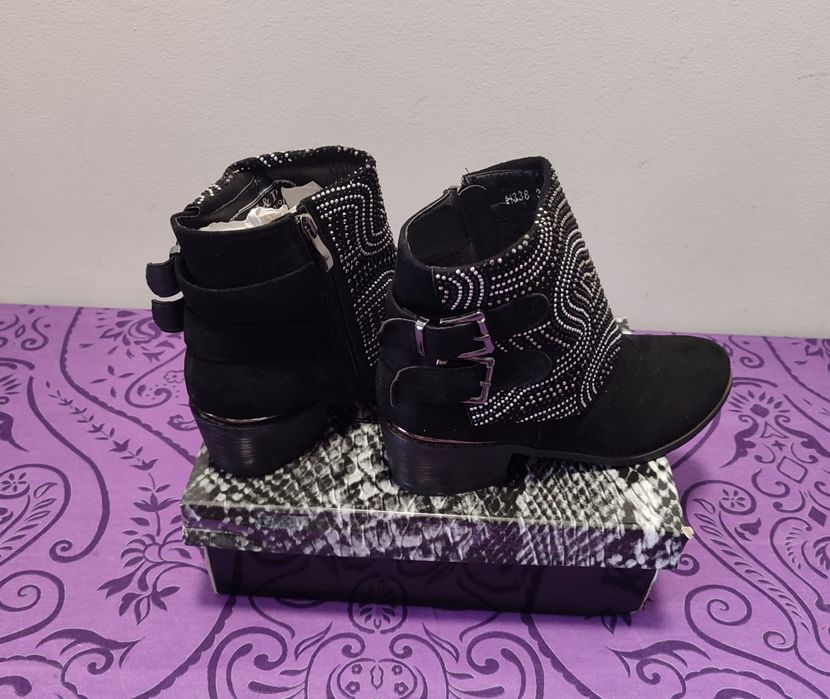 Botas pretas H&D - 39 Novo

- Tamanhos: 39

Os portes são a cargo do c