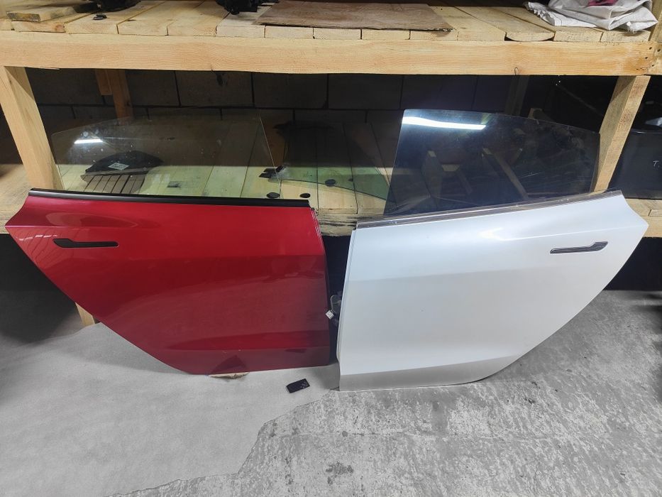 Tesla Model 3 2018-2023 двері задні голі або в зборі