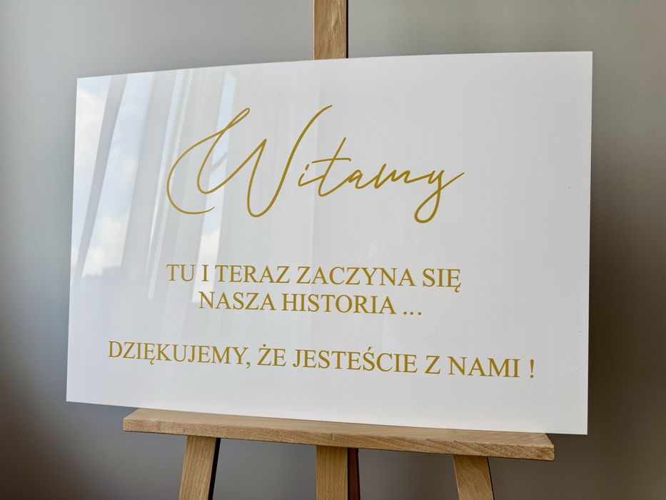 Pleksi tablica powitalna Witamy tu i teraz zaczyna się dekoracje sali