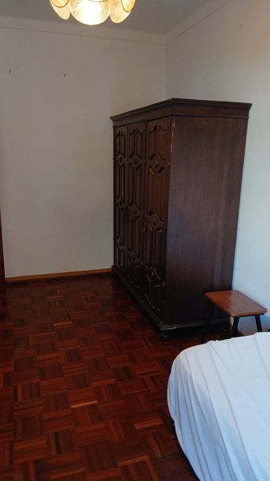 Aluga-se quarto com varanda