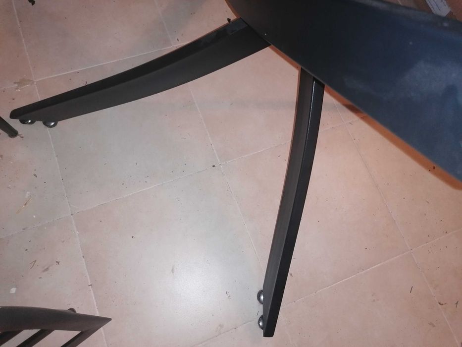 Mesa e cadeiras moderna em bom estado