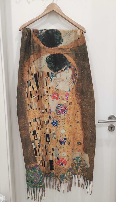 Echarpe e t-shirt, com a pintura famosa "O beijo" de Gustav Klimt