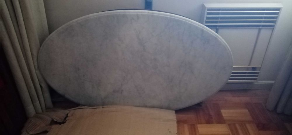 Mesa pé de galo com tampo em mármore