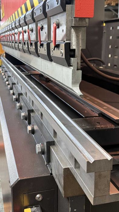 Komplet maszyn Amada do obróbki blachy 10x3100 krawędziarka + gilotyna