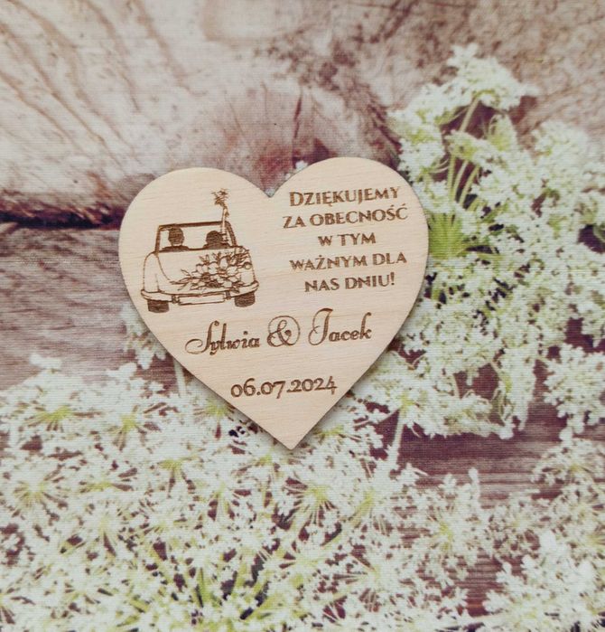Magnesy  ślubne  z grawerem – auto z nowożeńcami  – 10 szt.