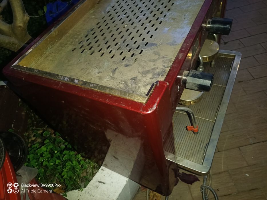 Máquina de café está em bom estado falta lhe os manípulos