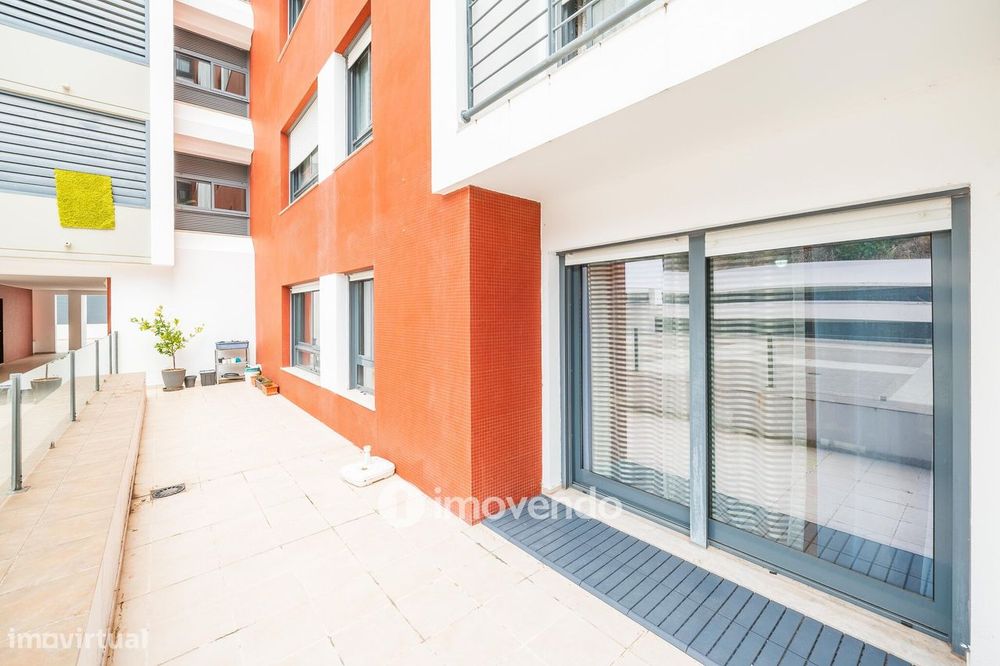 Apartamento T3, com estacionamento e terraço, em Loures