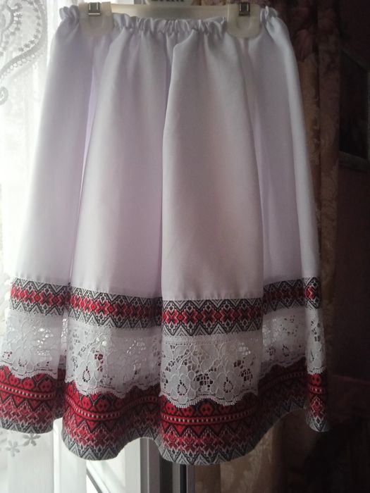 Вишитий костюм для дівчинки