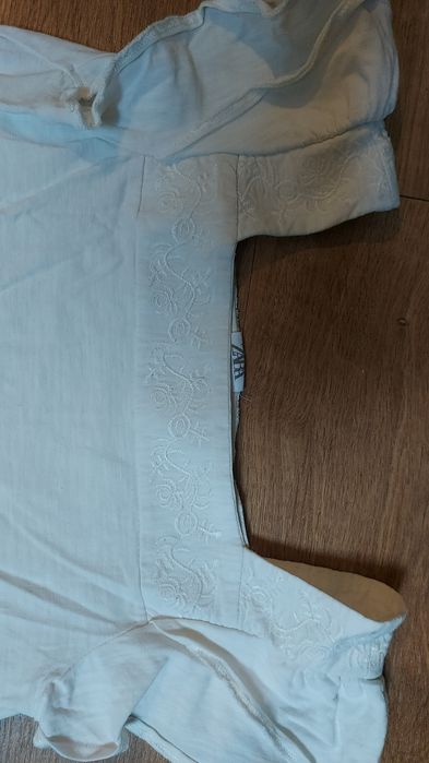 1 tshirt branca com bordado da Zara, menina, 10 anos.