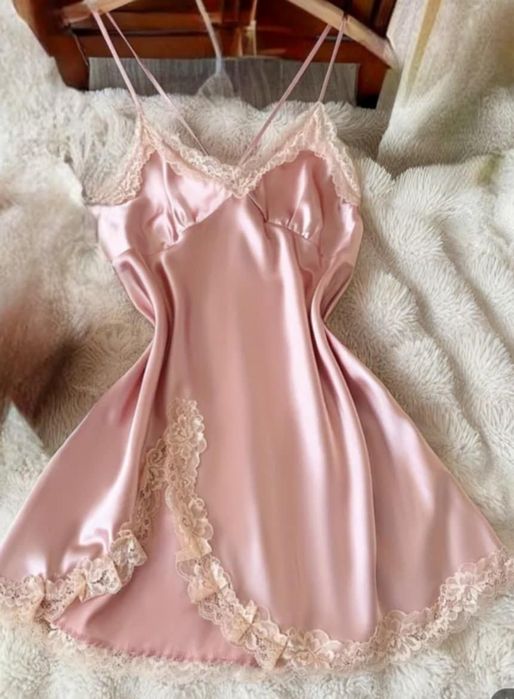 Piękny elegancki sexi zestaw odzieży nocnej dla kobiet