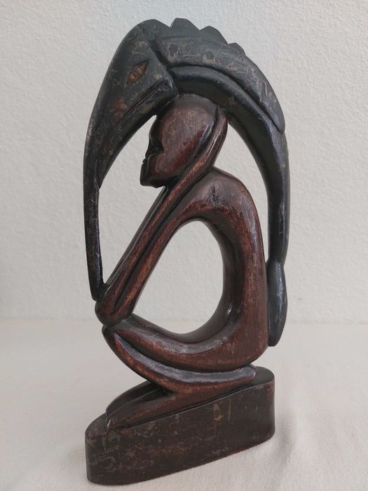 Pensador africano em mogno