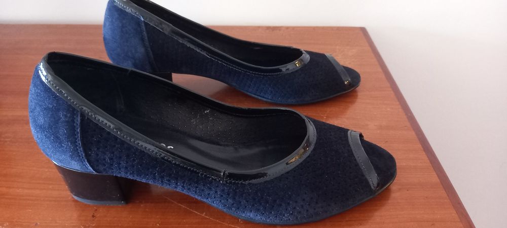 Sapato em pele azul