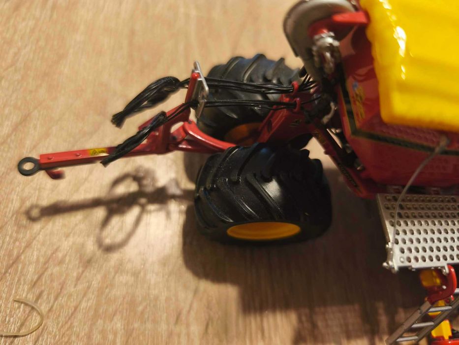 Model Universal hobbies Väderstad Rapid a800c
