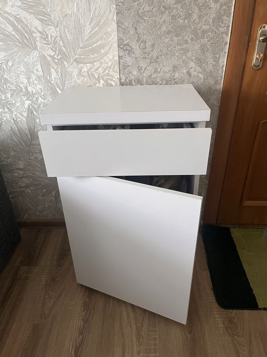 Продам  білу тумбочку