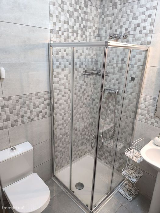 Apartamento T3, parcialmente mobilado. Pragal - Almada.