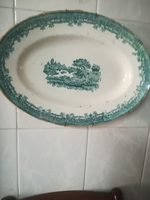 Travessa oval muito antiga ótima para quem gosta de antiguidade