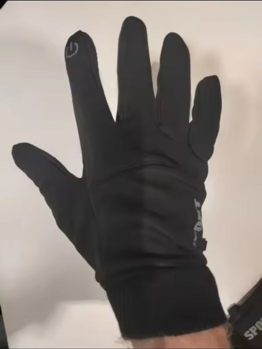 Спортивные перчатки с сенсорным пальцем.