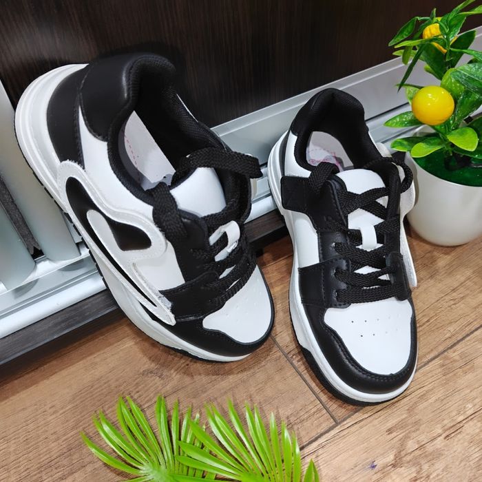 Кросівки на дівчинку