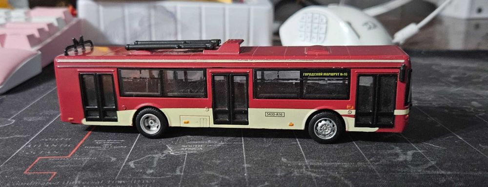 Дитячий тролейбус іграшка