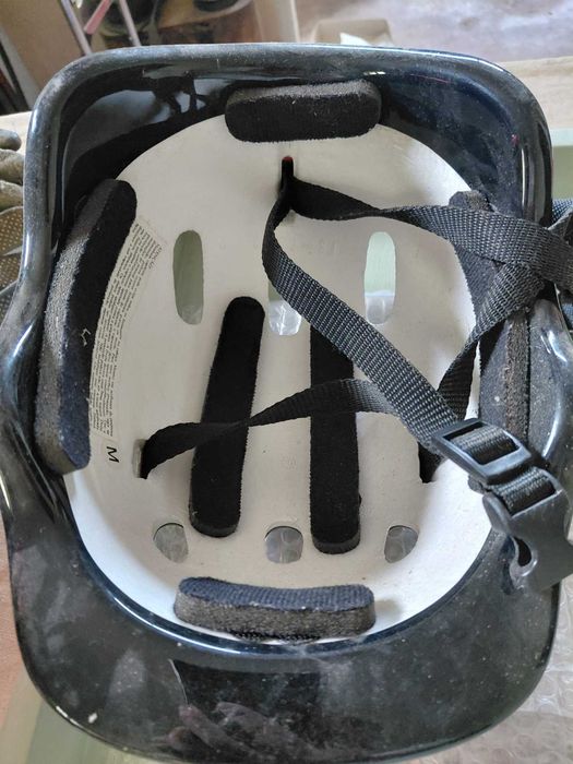 Trotinete e capacete de criança
