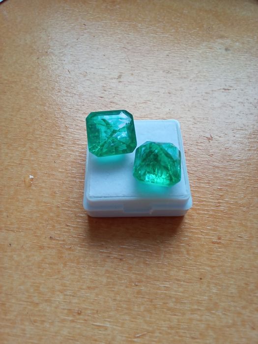 Par de Esmeraldas Naturais á Venda