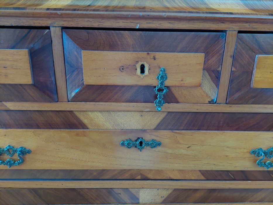 Cómoda antiga de estilo, com ferragens originais cinco niveis de gavet