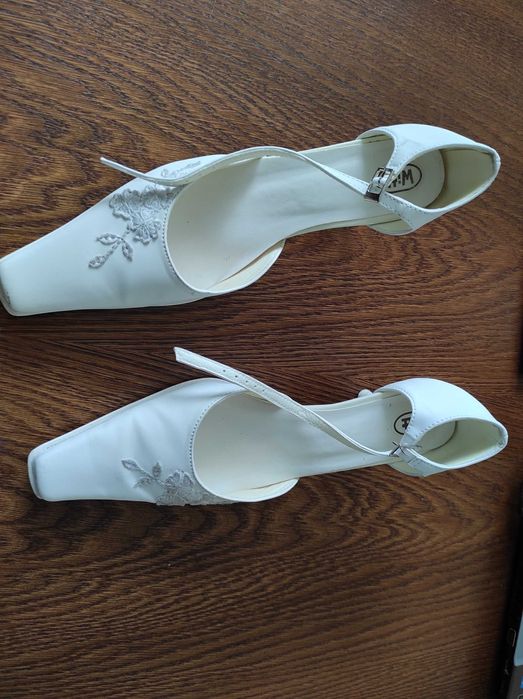 Buty ze skóry z haftem firmy Witt