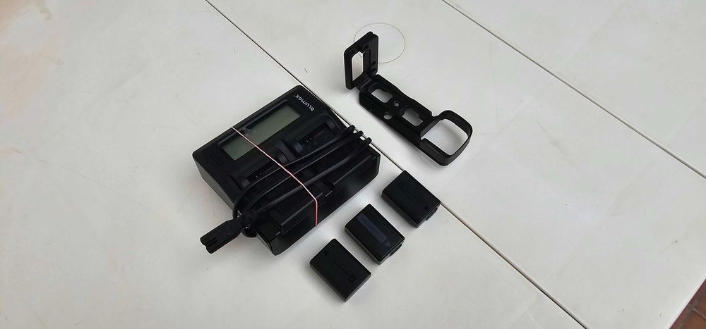 Sony a6300 com lente 16-50mm + acessorios varios, sem marcas de uso