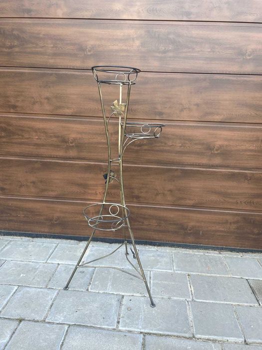 Кована підставка для вазонів