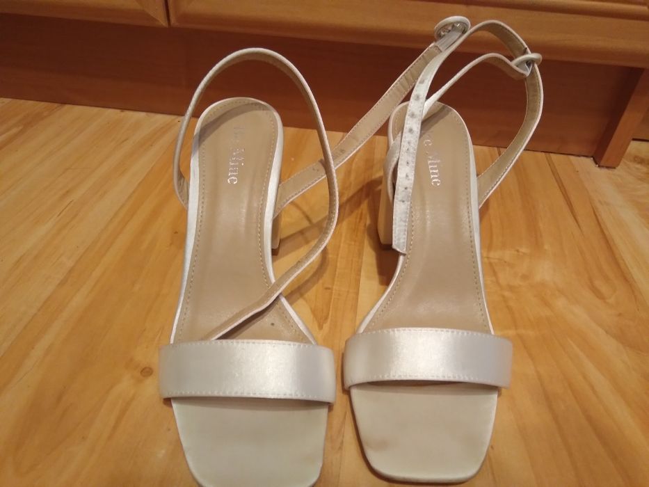 Buty damskie ecru na obcasie