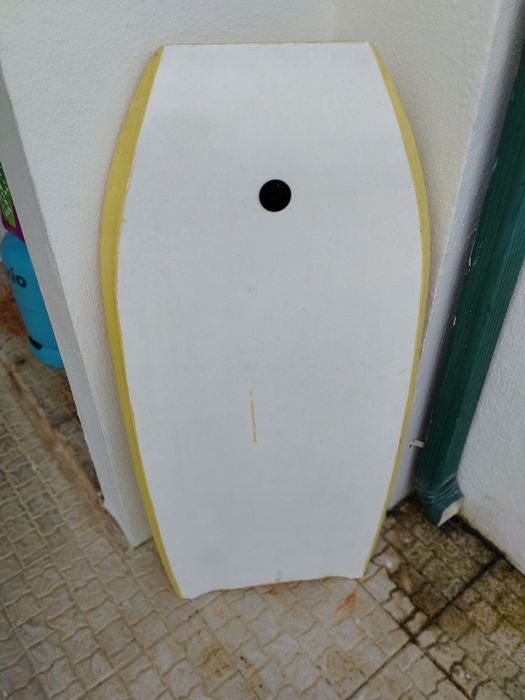 Pára vento de praia e oferta uma prancha para criança