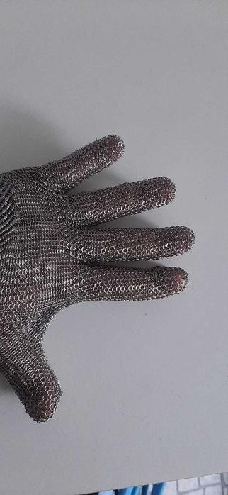 Luvas de aço.