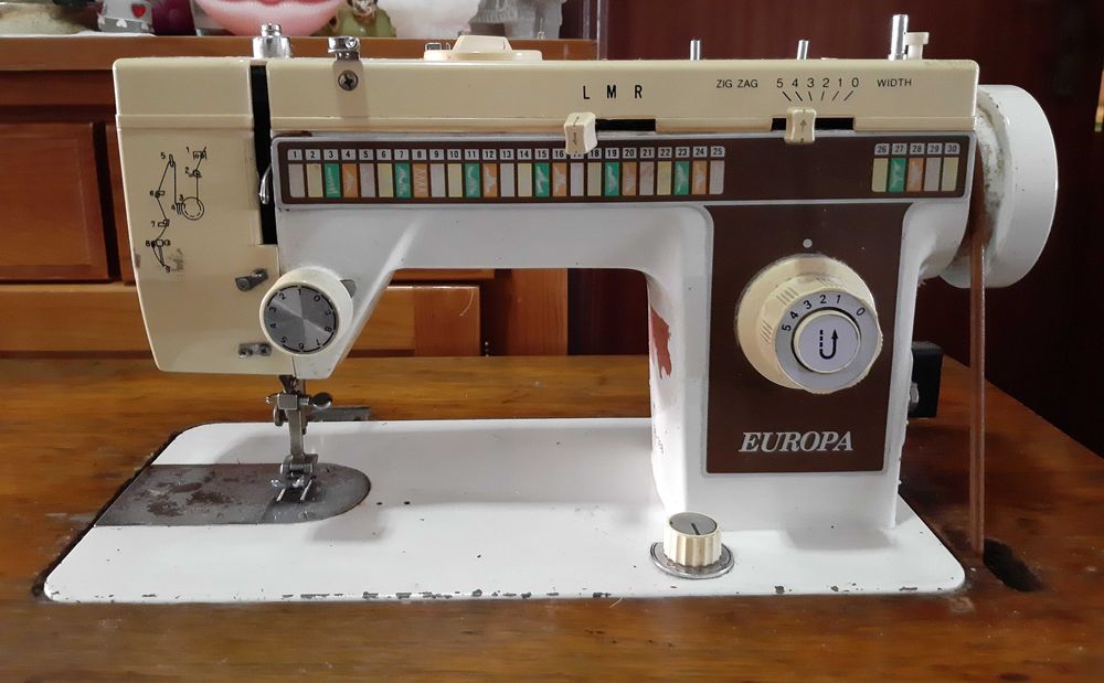 Máquina de costura e bordar64398357465985122