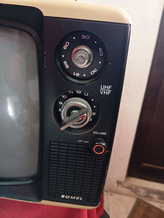 Televisão antiga pequena a funcionar