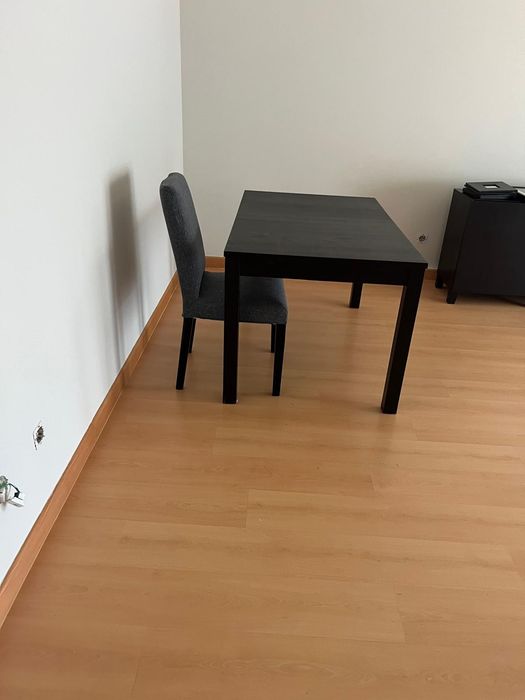 Mesa de jantar extensível preta em madeira