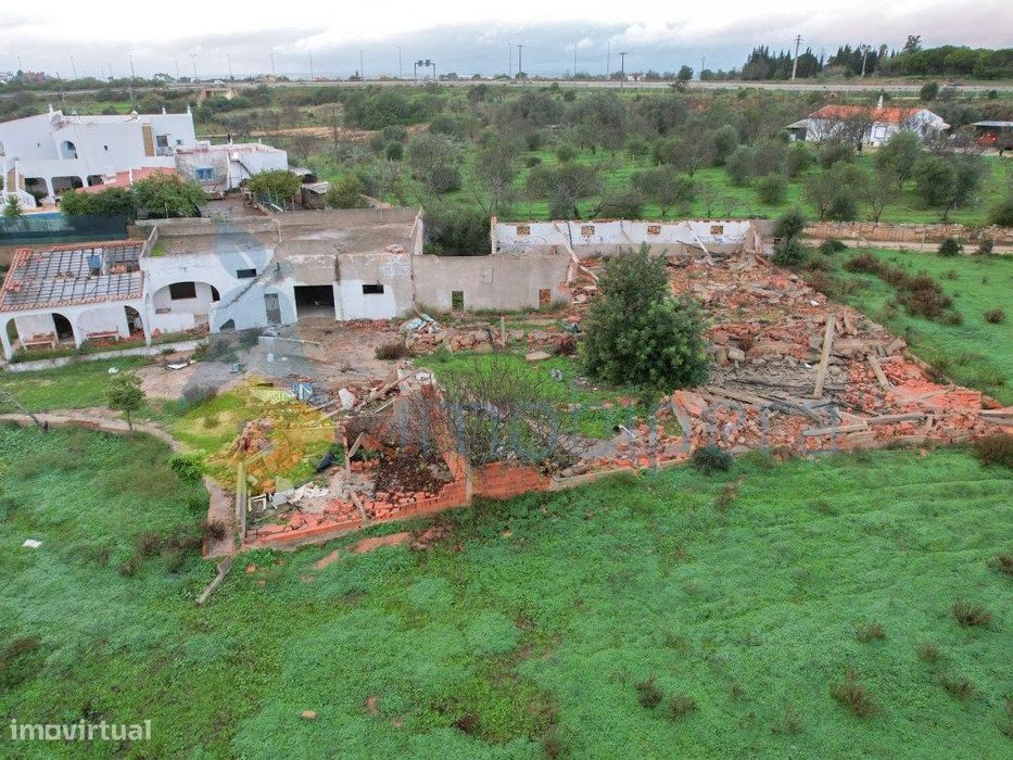 Moradia para remodelar em Lagoa num lote com 6770m2
