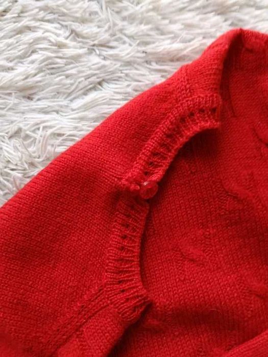 Czerwony sweter oversize M–L – miękki, delikatny, bardzo dobry stan