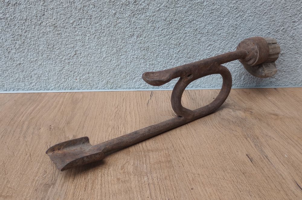 Stare drewniane dłuto do końskich kopyt.