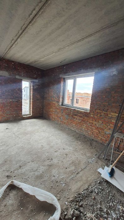 Будинок в сучасному та новому містечку з хорошим плануванням