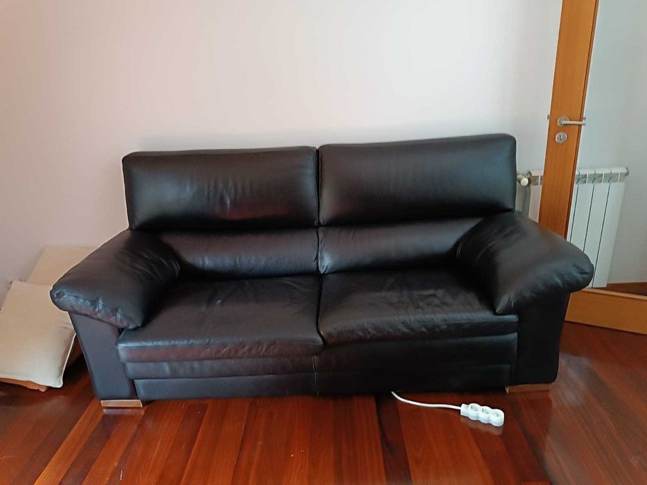 Sofá preto confortável 3 lugares
