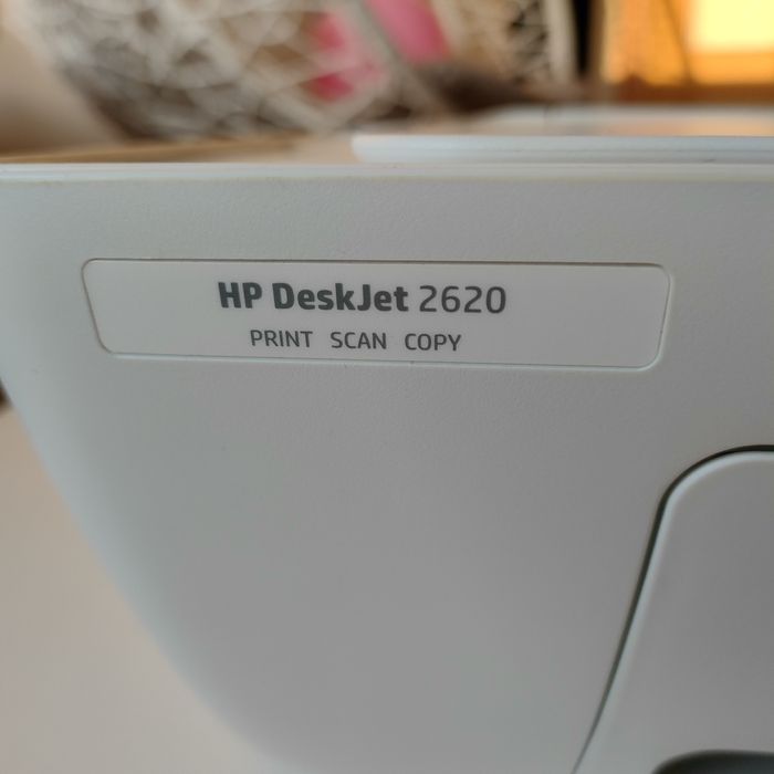 biała drukarka HP DeskJet 2620