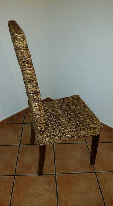 Mesa estilo colonial e cadeiras