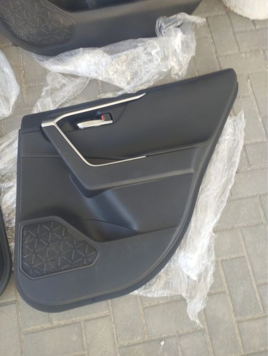 Карти дверей на Toyota RAW4 2.5 2018-2024. Чорна шкіра, синя нитка