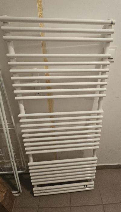 Bialy grzejnik do łazienki