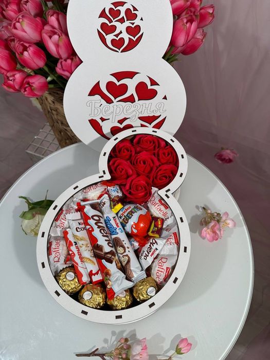 Солодкий подарунок на 8 березня з мильними квітами, преміум солодощами