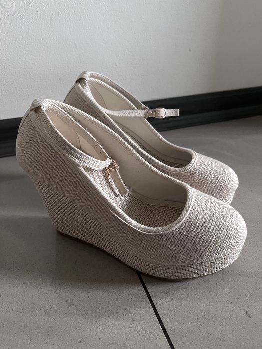 Buty na koturnie biale